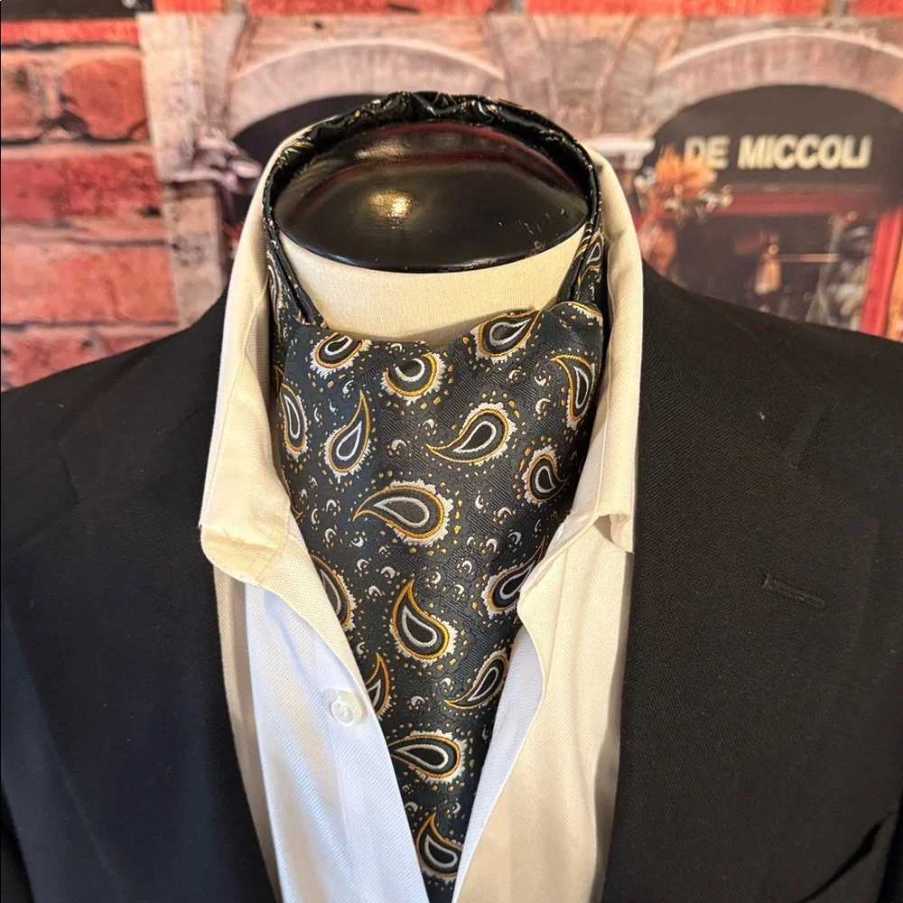 Elegant Green Paisley Men's Ascot Cravat